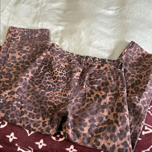 Abercrombie & Fitch | Leopard Slouchy Jean | Size 26 - Picture 4 of 4
